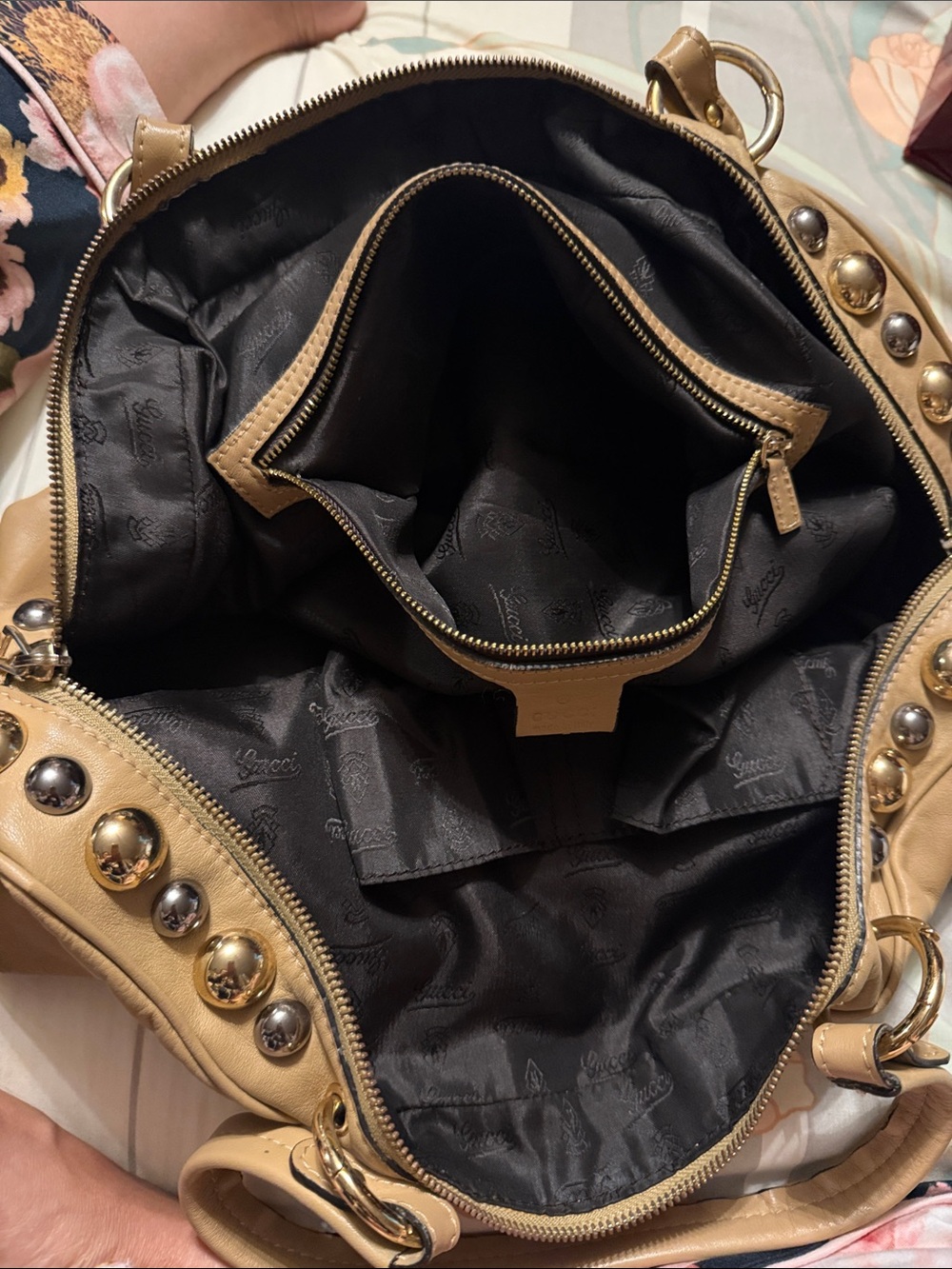 Gucci Tan Leather Shoulder Bag with Gold Heart Emblem - Picture 9 of 12